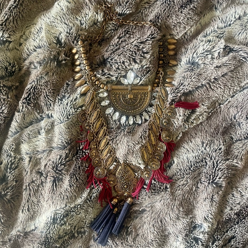 Beautiful aged gold accent necklace